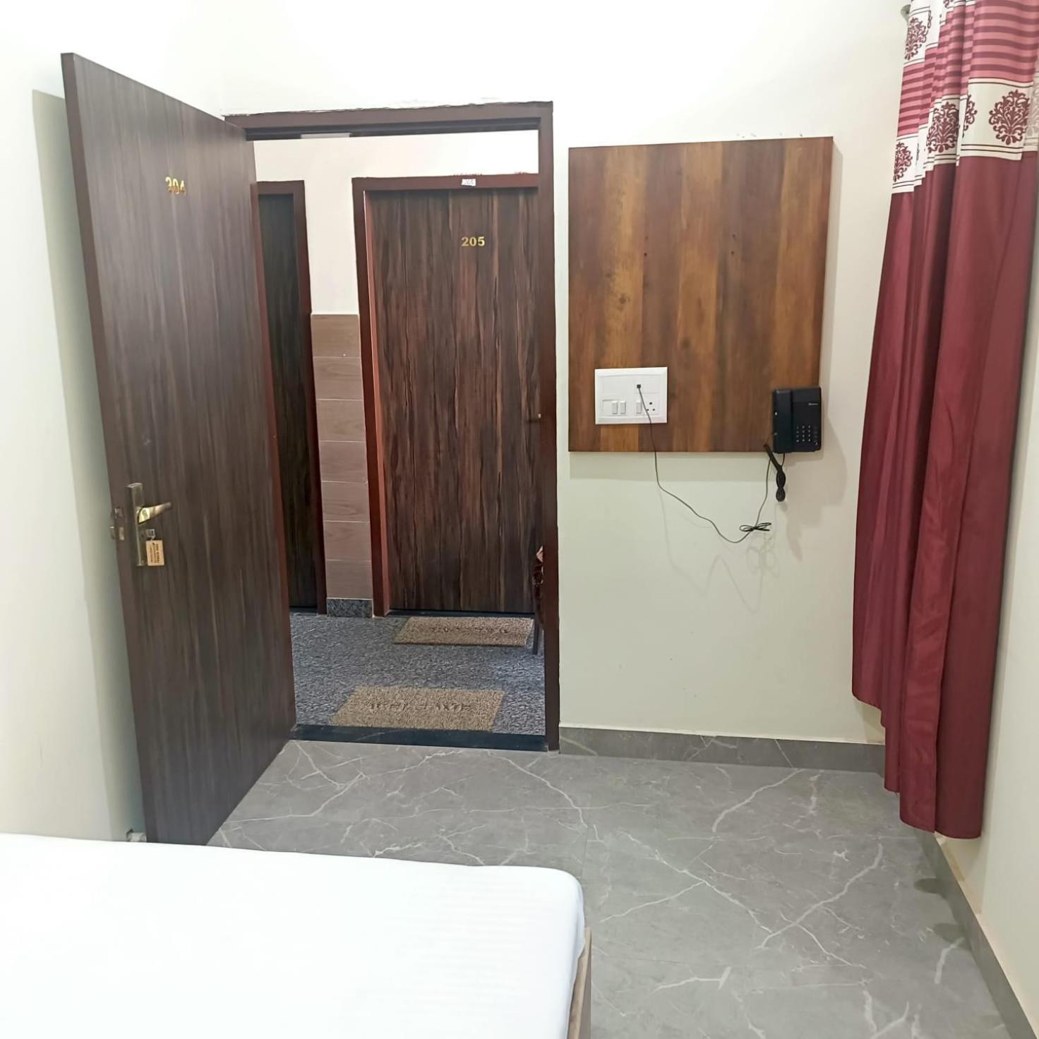 ホテル Shri Girraj Residency マトゥラー エクステリア 写真